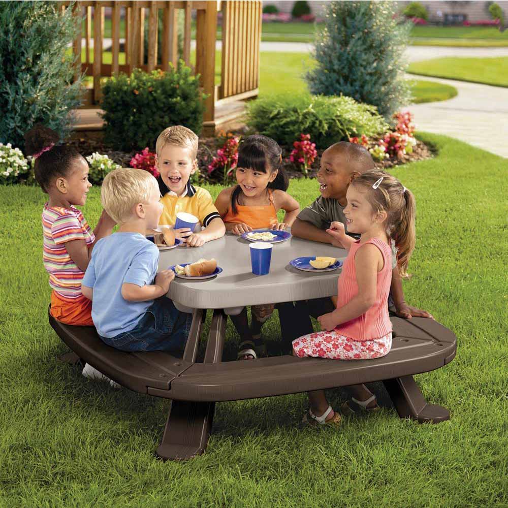 OUTDOOR PRETEND PLAY